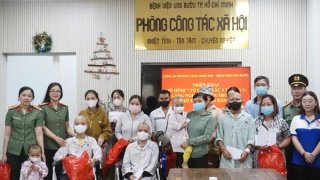 Tuyên truyền ứng dụng SOS và tặng 300 phần quà cho các bệnh nhi ung bướu