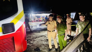 Ô tô khách bất ngờ lao lên lề đường khiến 3 người thương vong