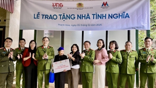 Trao tặng 23 căn nhà tình nghĩa, phát thuốc miễn phí cho các hộ nghèo và người dân vùng lũ