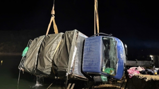 Cứu hộ xe tải rơi xuống lòng hồ thủy điện Sơn La