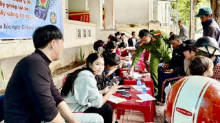 Rộn ràng “Ngày thứ Bảy số” ở vùng biên Lao Bảo