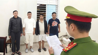 Khởi tố 4 đối tượng khống chế, bắt giữ trái phép con bạc