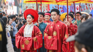 Tái hiện lễ rước dâu truyền thống quanh không gian đi bộ hồ Hoàn Kiếm