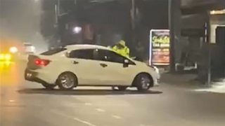 Tạm giữ tài xế “thông chốt” kiểm tra nồng độ cồn, tông CSGT