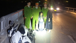 Công an phường kịp thời ngăn chặn người mẹ buộc tay vào con trai định nhảy cầu tự tử