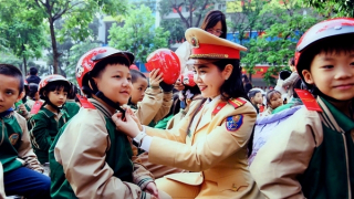 CSGT Hà Nội đến trường tiểu học phổ biến kiến thức ATGT cho học sinh