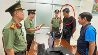 Deputy Minister Le Quoc Hung commends Khanh Hoa Provincial Police Department for arresting INTERPOL Red Notice fugitive