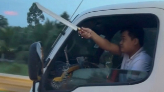 Đồng Tháp: Xử phạt tài xế cầm dao dọa người trên cao tốc