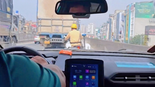 CSGT Hà Nội mở đường đưa sản phụ chuyển dạ đến bệnh viện