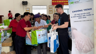 Trao 500 triệu đồng giúp người dân tỉnh Khánh Hoà vượt qua thiệt hại sau mưa lũ