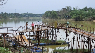 Cầu phao bị lũ cuốn, người dân mong một cây cầu kiên cố nối đôi bờ Tả Trạch