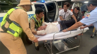 Khách ngưng thở khi xe đang chạy trên cao tốc, tài xế ra tín hiệu ứng cứu tới CSGT