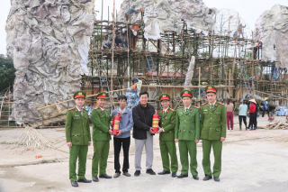 Công an Hà Tĩnh vì một mùa Giáng sinh an lành, ấm áp