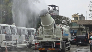 Phun sương giảm bụi, dừng cấp phép thi công đào đường để giảm ô nhiễm không khí