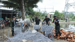 Ấm áp những căn nhà lực lượng Công an xây tặng người dân vùng lũ