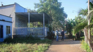 Người phụ nữ đứng trước nhà bất ngờ bị trúng đạn tử vong