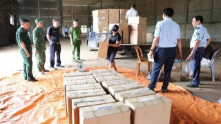 Tạm giữ lô hàng bánh kẹo không rõ nguồn gốc