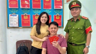 Công an phường tích cực giúp người nước ngoài đi lạc tìm được người thân
