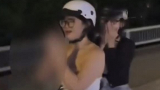 Bị tịch thu xe vì “biểu diễn" để bạn quay clip