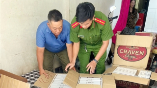 Bắt quả tang 3 đối tượng tàng trữ trên 5.000 bao thuốc lá lậu