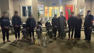 Kiểm tra nhóm đối tượng ngổ ngáo, Cảnh sát 141 thu giữ nhiều vũ khí giấu tại nhà