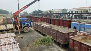 Bắt đầu vận chuyển miễn phí 1 triệu viên gạch hỗ trợ xây dựng nhà ở tại miền Trung