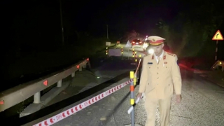 Hố sụt lún xuất hiện trên Quốc lộ 49 có thể do mạch nước ngầm