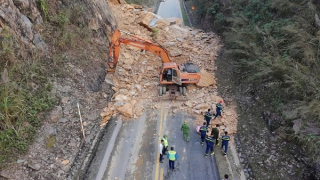 Sạt lở đèo Mai Châu vùi lấp nhiều người, đã tìm thấy một thi thể