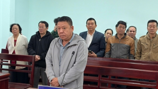 Phạt án treo kẻ tạt xăng vào 2 bố con hàng xóm