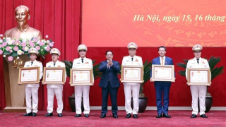 Thủ tướng Chính phủ Phạm Minh Chính trao danh hiệu "Anh hùng Lực lượng vũ trang nhân dân" và các Huân chương cao quý