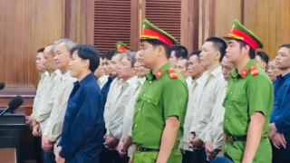 Xét xử 53 bị cáo trong vụ án buôn lậu 1,7 triệu lít xăng dầu