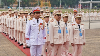 Đoàn đại biểu dự Đại hội Đoàn Thanh niên Bộ Công an vào Lăng viếng Bác