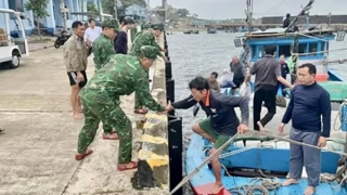 Cứu sống 6 thuyền viên bị chìm tàu cá gần đảo Cồn Cỏ