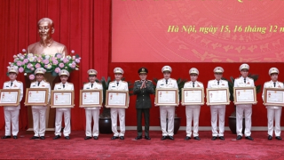 Trao tặng Huân chương, danh hiệu "Chiến sĩ thi đua toàn quốc", Cờ thi đua của Chính phủ và Bộ Công an