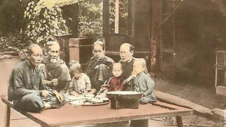 Ngồi buồn dỡ mắm nhau ra