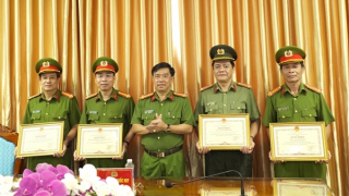Khen thưởng tập thể, cá nhân có thành tích xuất sắc trong đấu tranh tội phạm ma túy