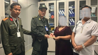 Nữ hành khách đánh rơi lắc vàng tại sân bay Phú Bài vui mừng nhận lại tài sản