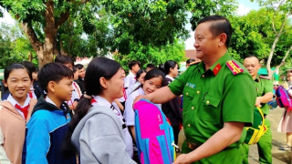 Trao 444 suất quà tặng học sinh vùng bão lũ ở Đắk Lắk