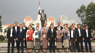 Đoàn đại biểu Chính quyền tỉnh Hủa Phăn (CHDCND Lào) dâng hoa Tượng đài Chủ tịch Hồ Chí Minh