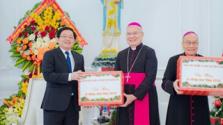 Phó Thủ tướng Hồ Quốc Dũng chúc mừng Giáng sinh Tổng Giáo phận Huế