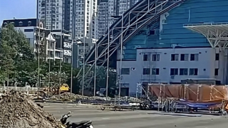 Sập giàn giáo, 2 công nhân rơi từ độ cao 5m xuống đất thương vong