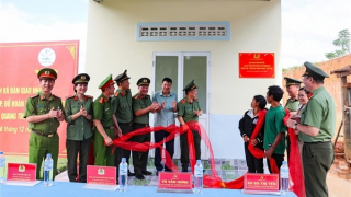 Công an tỉnh Khánh Hòa bàn giao căn nhà đầu tiên xây tặng người dân trong “Chiến dịch Quang Trung”