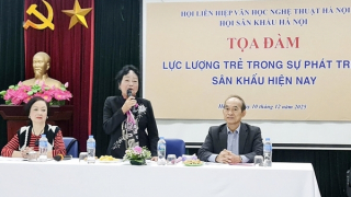 “Thầy già, con hát cũng già”