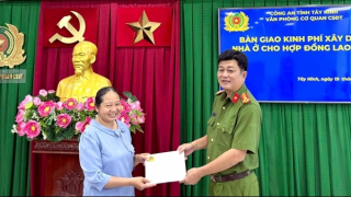Công an Tây Ninh trao kinh phí xây dựng nhà tặng nữ nhân viên khó khăn