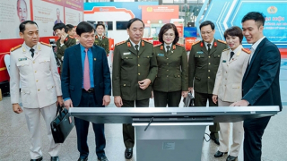 Sôi động không gian trải nghiệm công nghệ số MobiFone trong các ngày Đại hội tại trụ sở Bộ Công an