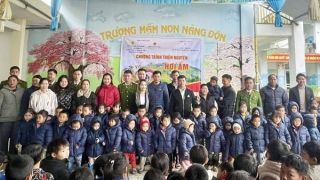 Sẻ chia yêu thương đến các em học sinh nơi rẻo cao biên giới