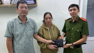 Nhặt được ví chứa tiền vàng, người đàn ông đến trụ sở Công an trình báo ngay trong đêm