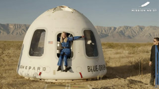 Blue Origin thành công đưa người ngồi xe lăn bay vào vũ trụ
