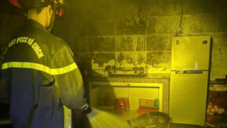 Giải cứu 4 người kẹt trong đám cháy nhà lúc rạng sáng