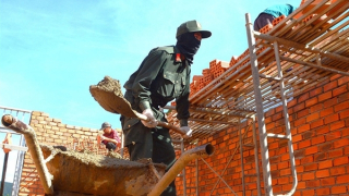 Bài 3: “Rũ bùn đứng dậy sáng lòa”